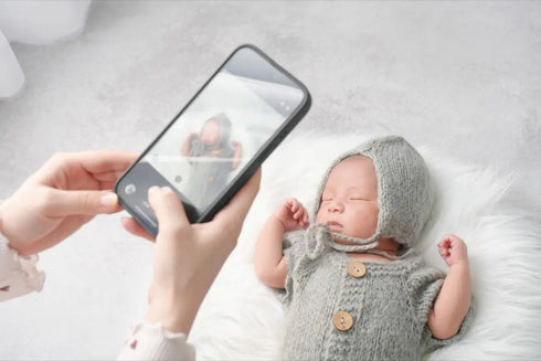 スマホでニューボーンフォトを撮影するイメージ