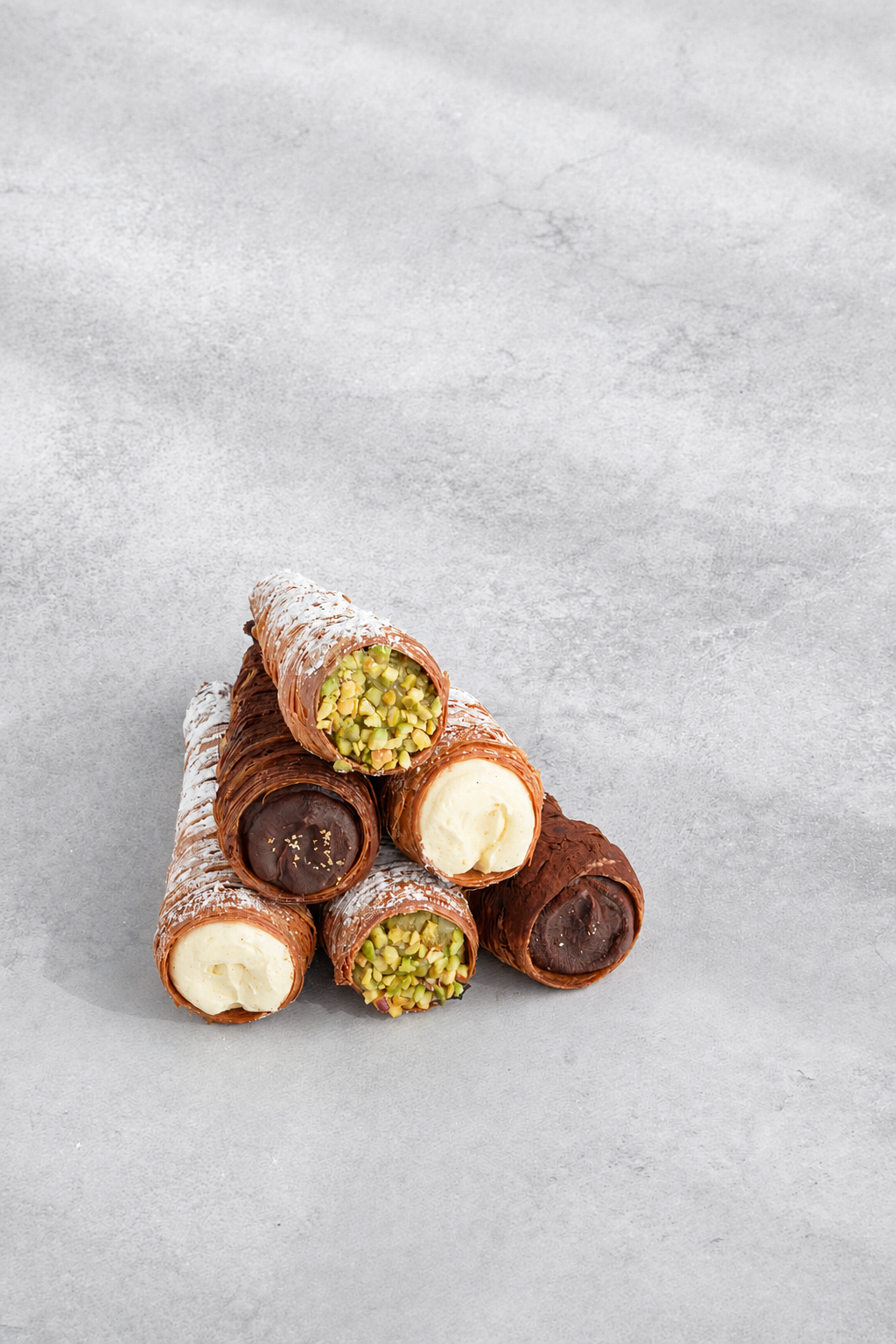 焼き菓子6本の形、個数、積み方を維持し、明るさ、ホワイトバランス、ノイズ、シャープネスだけを控えめに整えたPRT補助レタッチ例